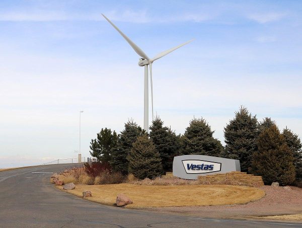 1200px-Vestas_Wind_Systems_entrance_in_Pueblo_County_Colorado.jpeg <div style="display:flex;flex-direction:column;align-items:center;text-align:center;gap:2px;"><img src="/wp-content/uploads/2026/07/vestas-1.webp" style="width:60px;height:60px;object-fit:contain;">Turbine eoliene - Vestas</span></div>